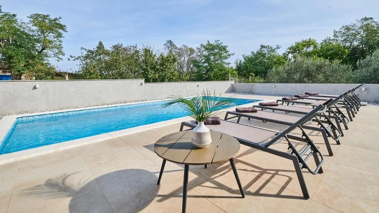 Villa Leon بروتونيغلا